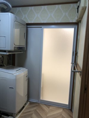 浴室への入り口はスライドドア