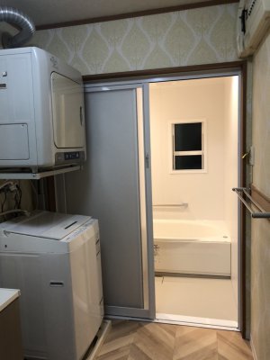 床材はヘリボーン張り風に仕上げています。