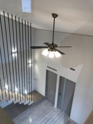 吹き抜け空間に映えるアイアン階段と、
やわらかなライティング。