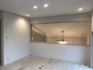 吹き抜けに面した大きな窓が、
開放感と明るさを演出します。