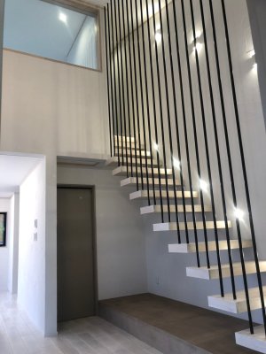 スタイリッシュな黒のアイアンが映える階段